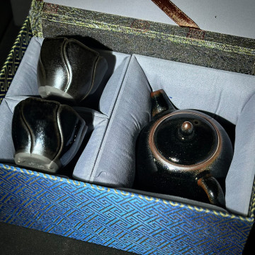 俞彩珍｜柴窯建盞壺杯組｜280cc 隱藍滴烏金西施將軍壺 FCJ002