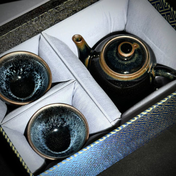 俞彩珍｜柴窯建盞壺杯組｜260cc 窯變隱藍烏金仿古德鐘壺 FCJ011