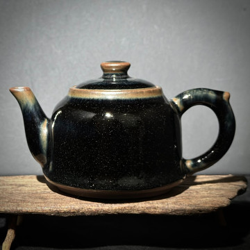 俞彩珍｜柴窯建盞壺杯組｜260cc 窯變隱藍烏金仿古德鐘壺 FCJ011