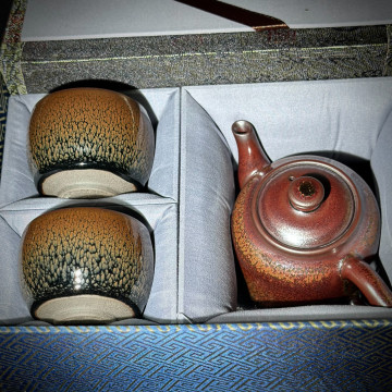 俞彩珍｜柴窯建盞壺杯組｜260cc 柿紅鷓鴣斑仿古德鐘壺 FCJ012