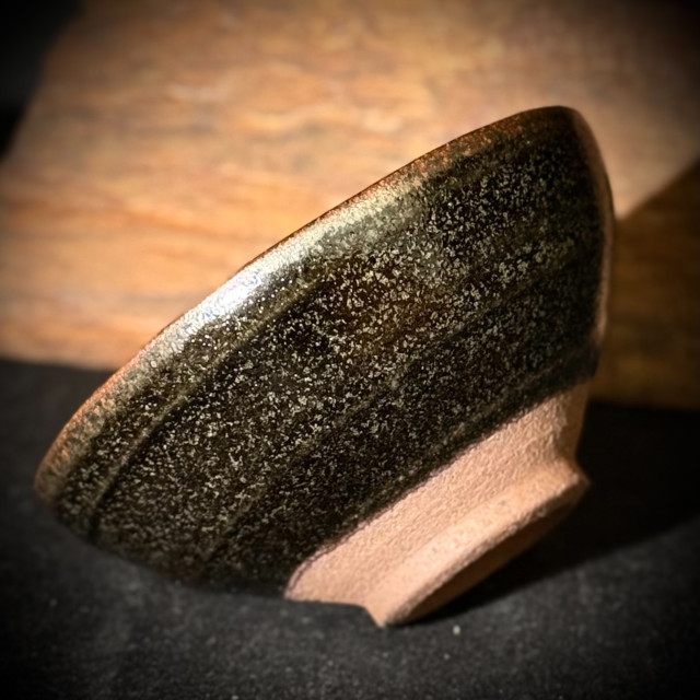 張震濤｜挹陶齋｜黑釉茶末花斂口斗笠盞 ZZT008