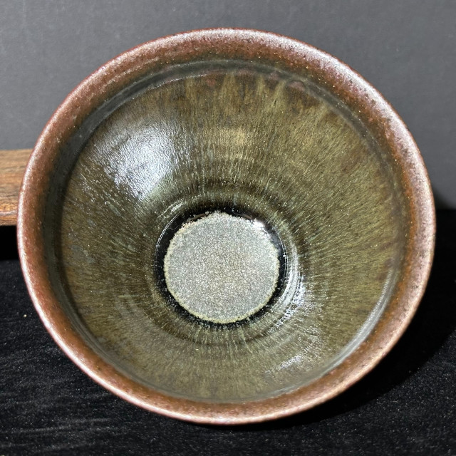 張震濤｜挹陶齋｜茶末毫束口盞 鈣化白晶花 ZZT014