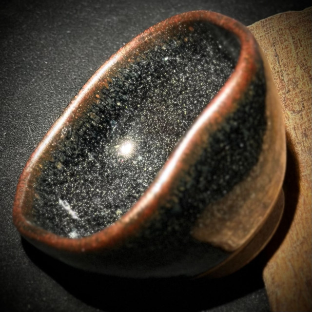 潘勇靜｜烏金青藍滴手捏盞 燼夜 PUG006｜樂盞堂