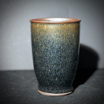 嚴柳忠｜樂盞堂｜330cc束口型黑藍兔毫手握杯 YLZ017